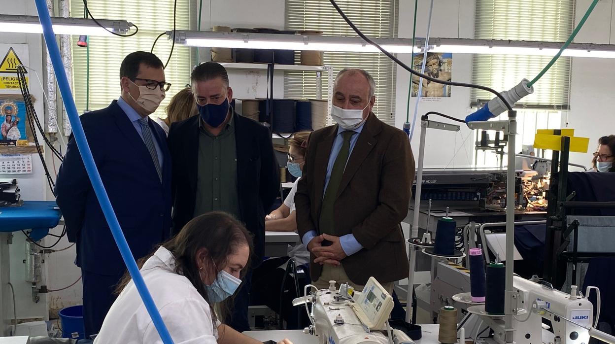 Visita de Javier Übeda y Julián Martín a la empresa Industrial Pantalonera de Quintanar de la Orden