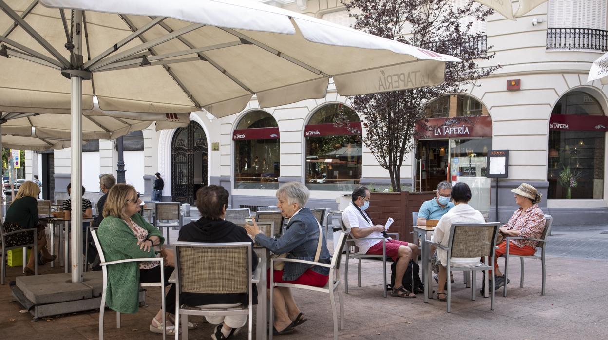 Clientes en una terraza de Madrid