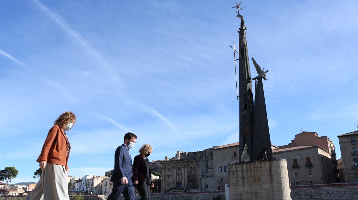 Capella, Aragonès y Roigé, con el monumento al fondo