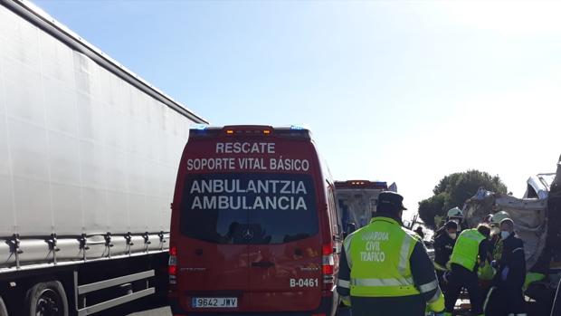 Dos heridos graves en un accidente en la autopista AP15