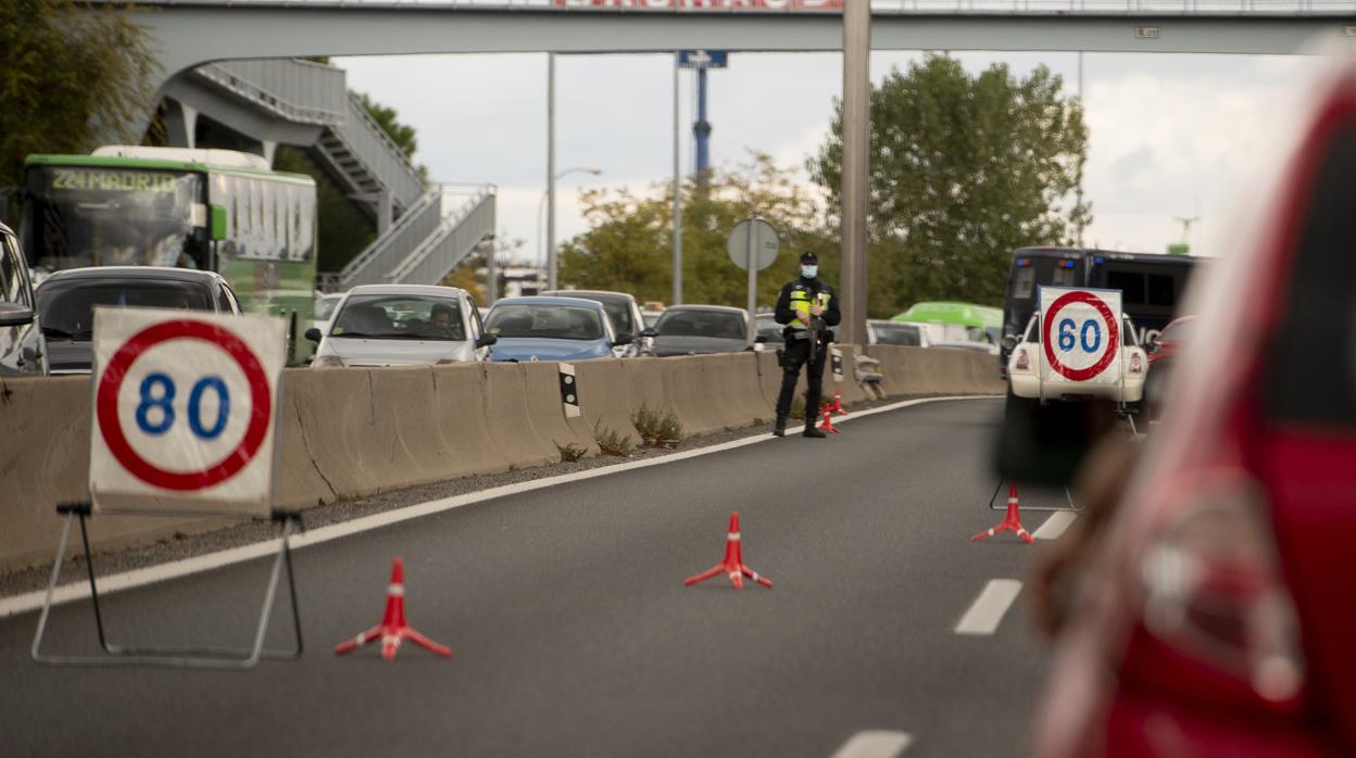 Control de policía a la salida de Madrid, durante un cierre perimetral