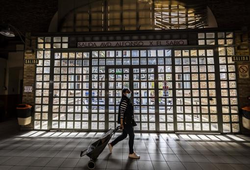 Imagen de archivo de una clienta en el Mercado Central de Alicante