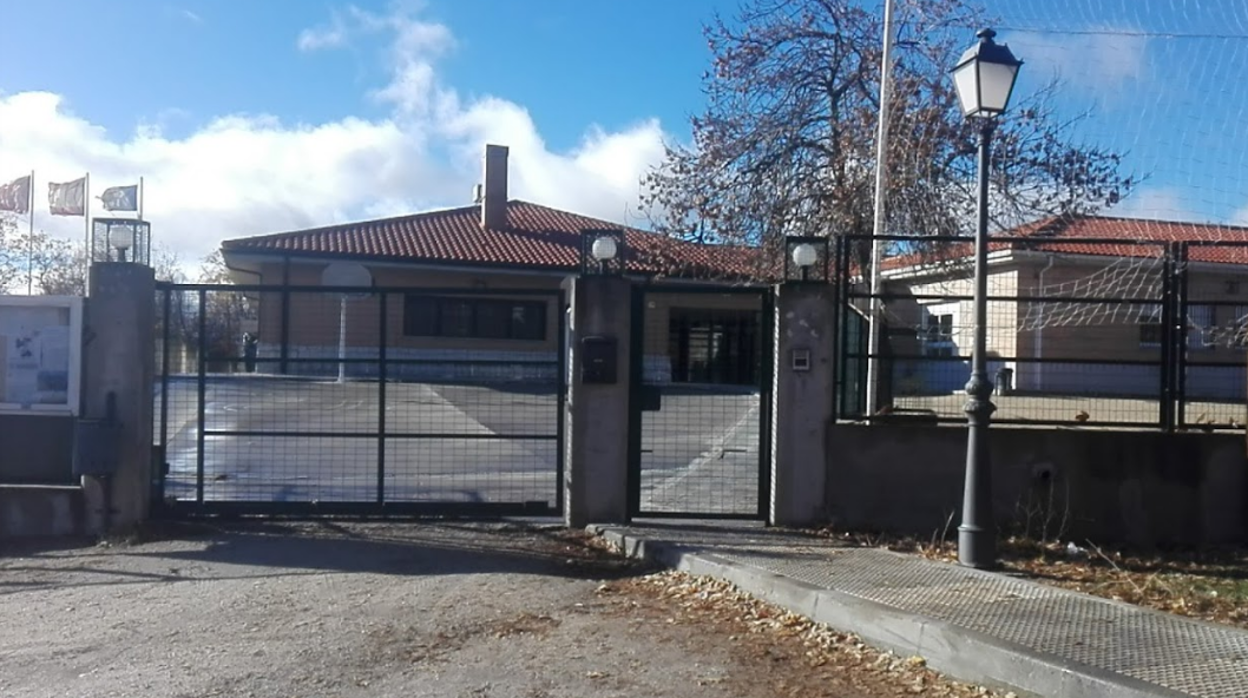 Vista de la entrada del colegio público Josefina Carabias, ubicado en Mataelpino