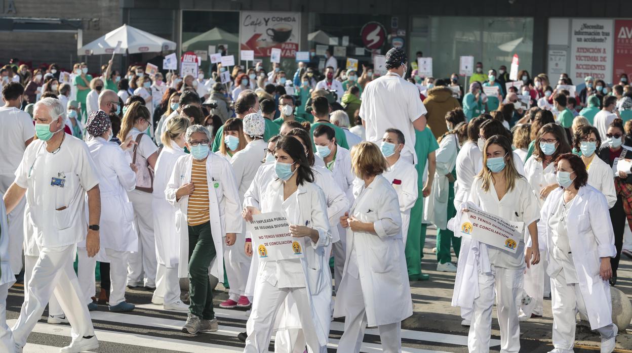 Protesta ayer de los sanitarios frente al Hospital de León