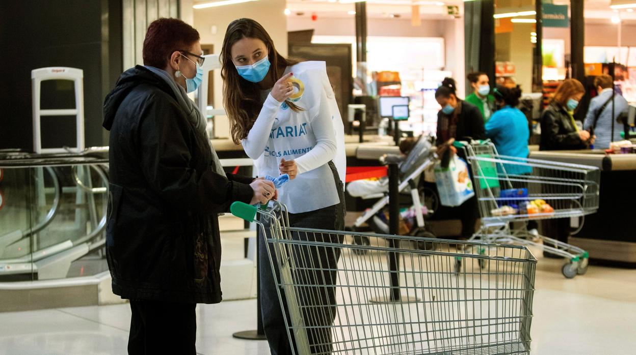 Una voluntaria, durante la campaña de este año