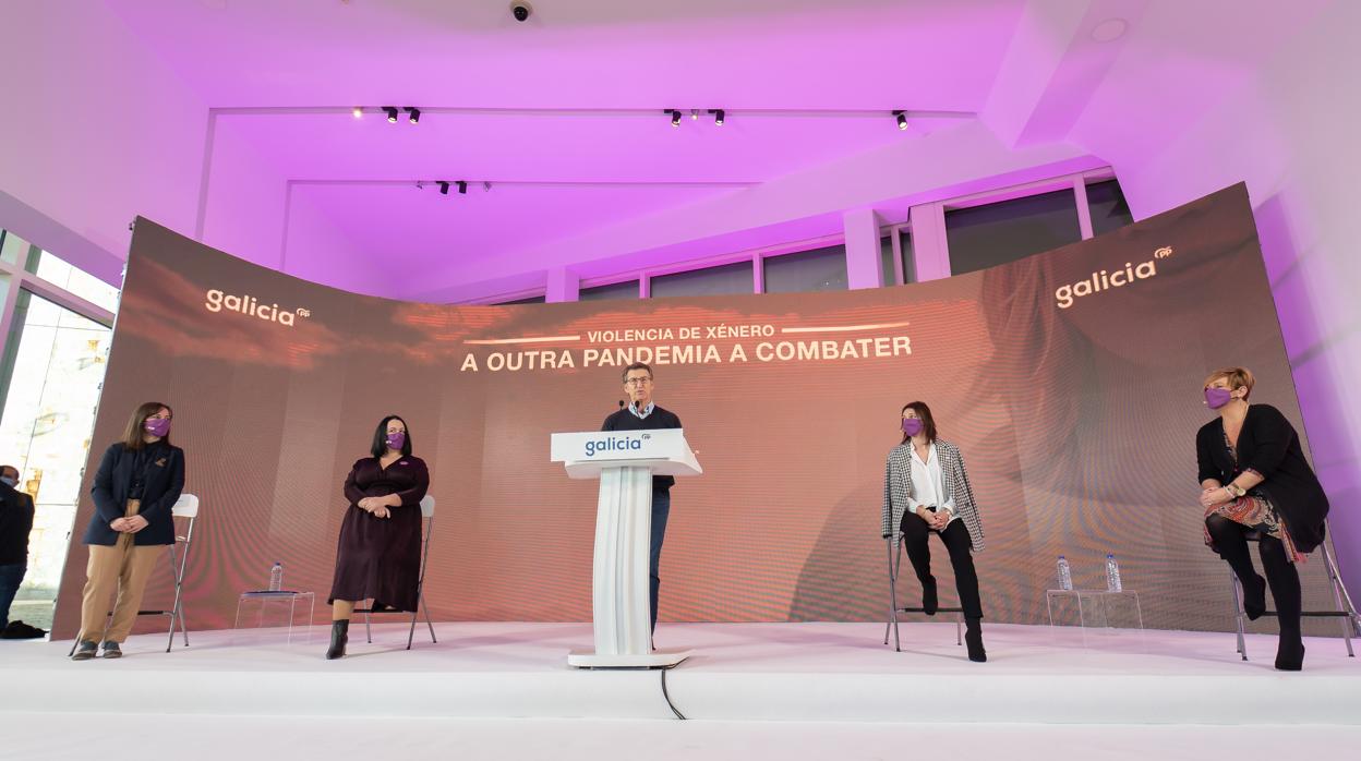 Feijóo, en el centro, durante el acto organizado por el PP sobre violencia de género