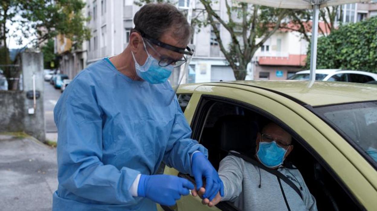 Un enfermero realiza una prueba del coronavirus en el centro de salud de A Ponte, Orense, el pasado abril