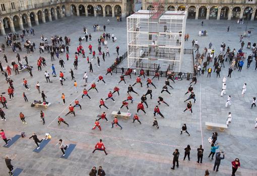 Deportistas salmantinos se entrena en la Plaza Mayor para exigir la reapertura de los gimnasios