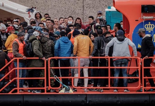 Una embarcación de Salvamento, tras un rescate, llega al puerto de Arguineguín