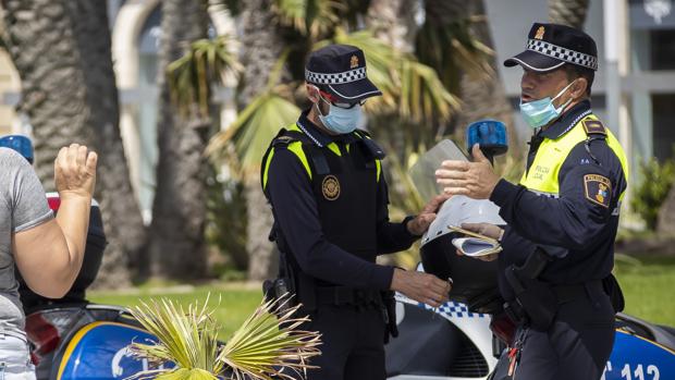 Confinamiento en Alicante: la Policía Local disuelve cinco fiestas en viviendas en una noche