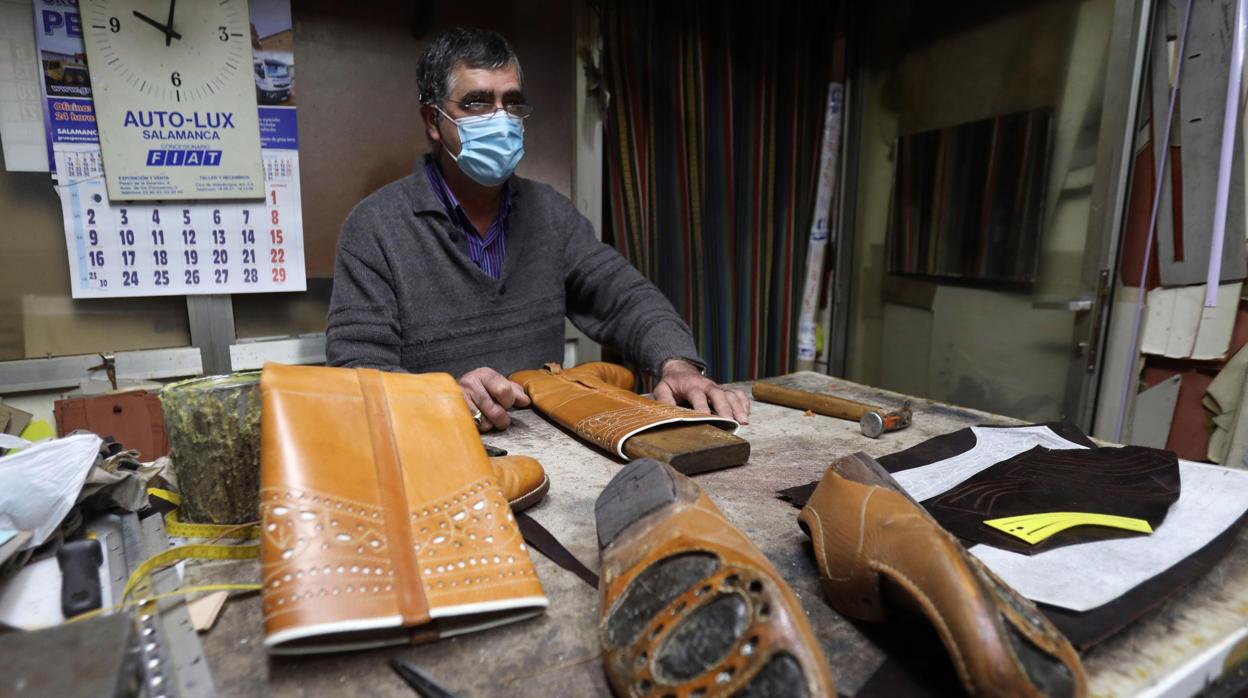 Jesús González Escribano, en su taller artesano de cuero