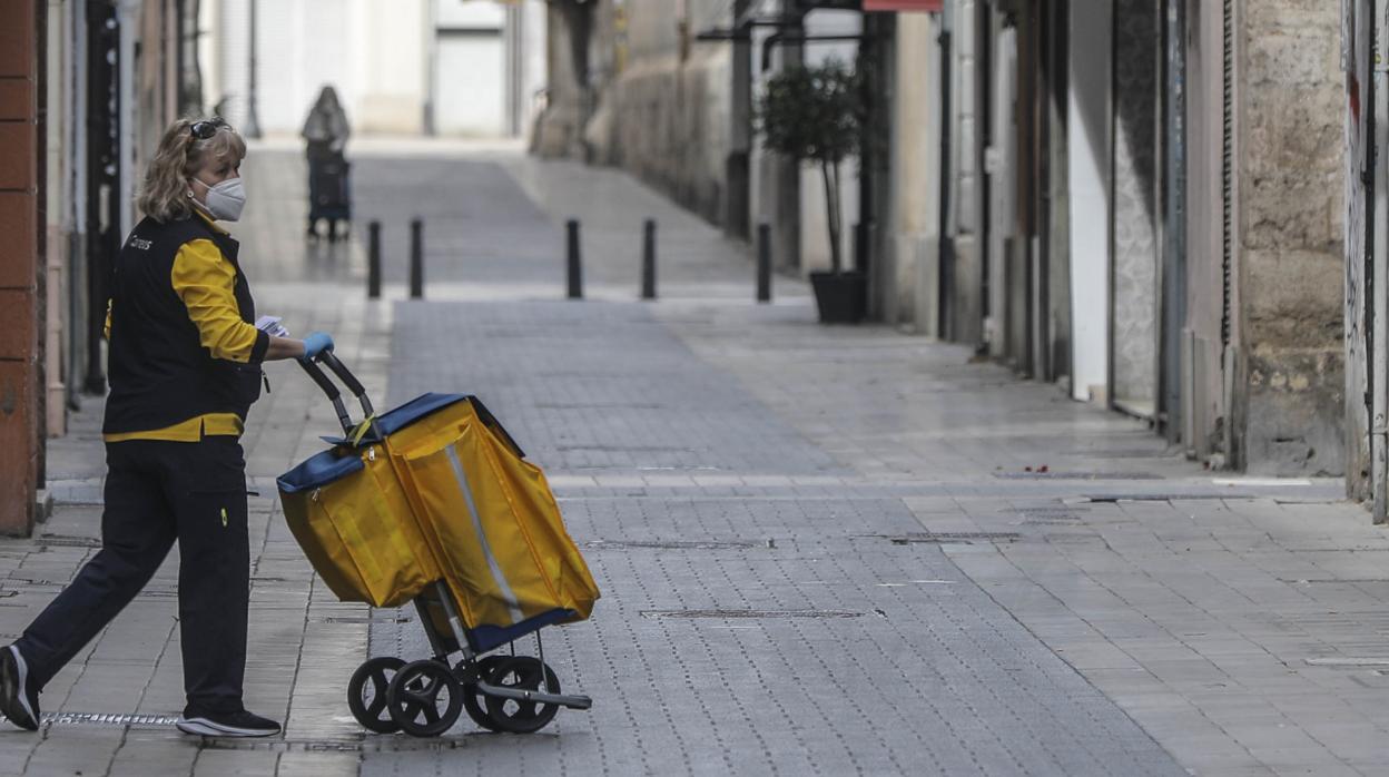 Una trabajadora de Correos, durante la pandemia