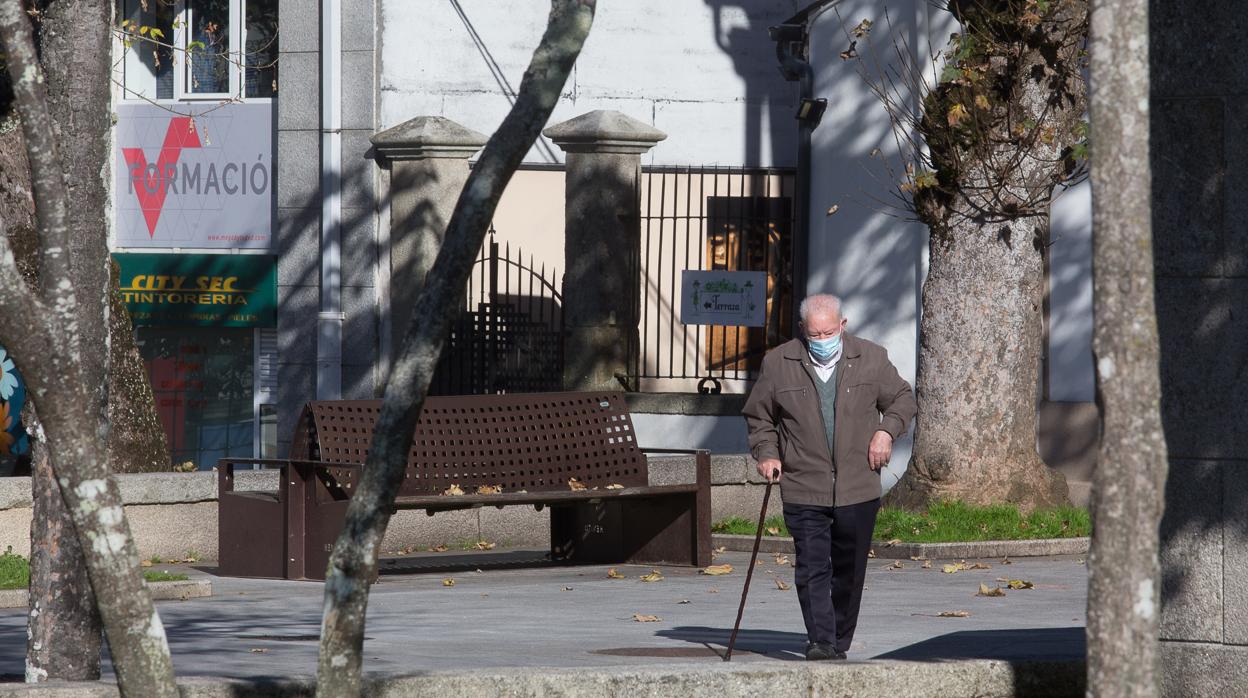 Un hombre camina por las calles de Vilalba que estrena restricciones