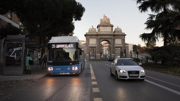 Almeida hará permanentes desde diciembre los nuevos 37 carriles bus de Madrid