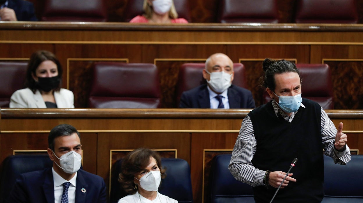 El vicepresidente segundo del Gobierno, Pablo Iglesias (d) interviene junto a la vicepresidenta primera, Carmen Calvo (c) y el presidente del Gobierno, Pedro Sánchez (i) durante la sesión de control al Ejecutivo, este miércoles en el Congreso