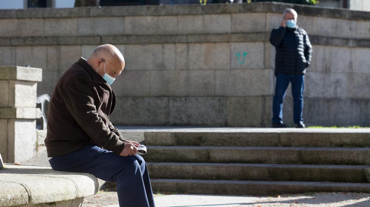 Dos hombres paseando en Vilalba (Lugo)