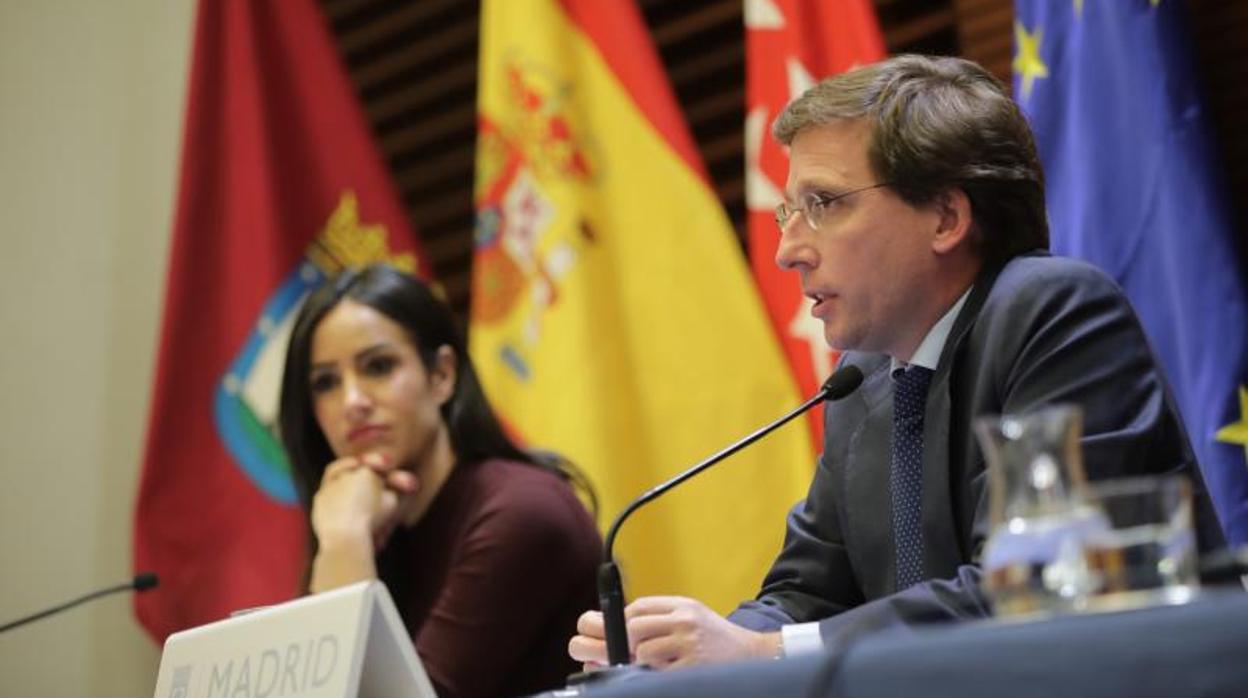 La vicealcaldesa de Madrid, Begoña Villacís (Cs), junto al alcalde, José Luis Martínez-Almeida (PP), en una rueda de prensa en el Palacio de Cibeles