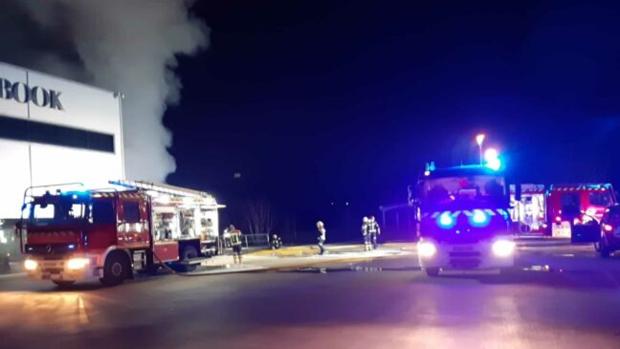 Extinguido durante la madrugada el incendio en una empresa de papelería en Añover del Tajo