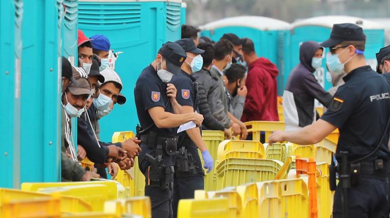 Ya son 6.000 los inmigrantes alojados en hoteles en Canarias, con un coste de 300.000 euros al día