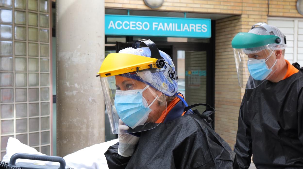 Sanitarios de urgencias protegidos frente al Covid a las puertas de un hospital de Zaragoza