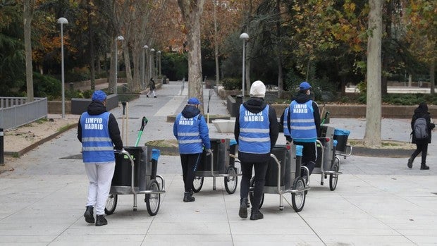 Cuatro horas limpiando Madrid por cada 100 euros de multa: crece un 66% los infractores que canjean la sanción