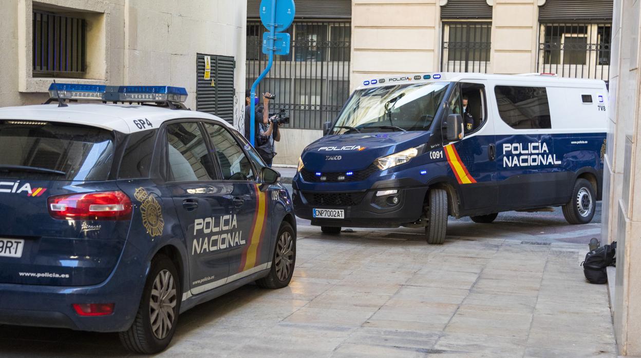 Imagen de archivo de vehículos de la Policía Nacional en Alicante