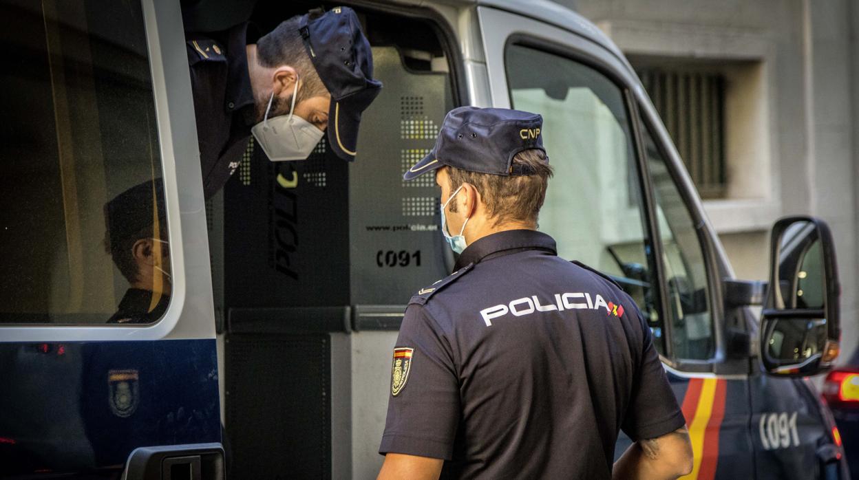 Imagen de archivo de agentes de la Policía Nacional en Alicante