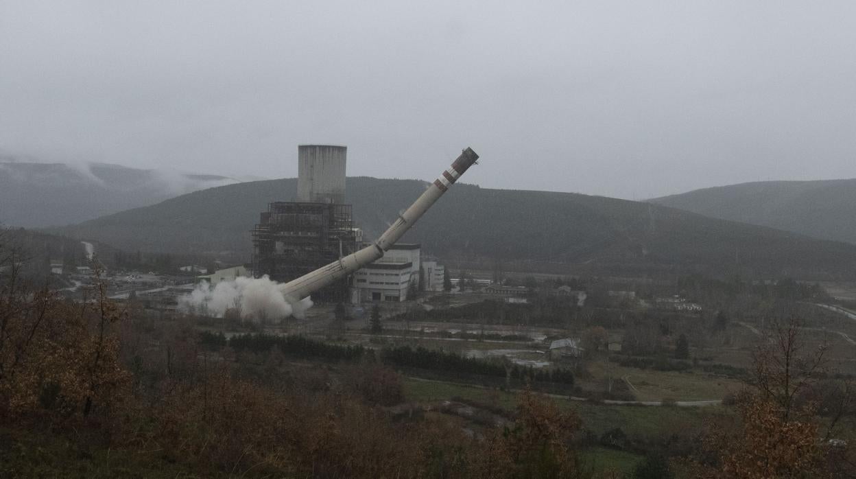 Demolición de la chimenea de la central térmica de Anllares (León)