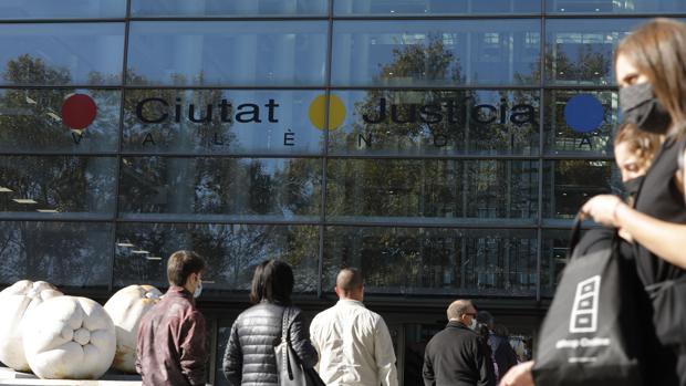 Juzgan a tres guardias civiles acusados de mentir para condenar a dos inocentes en Valencia