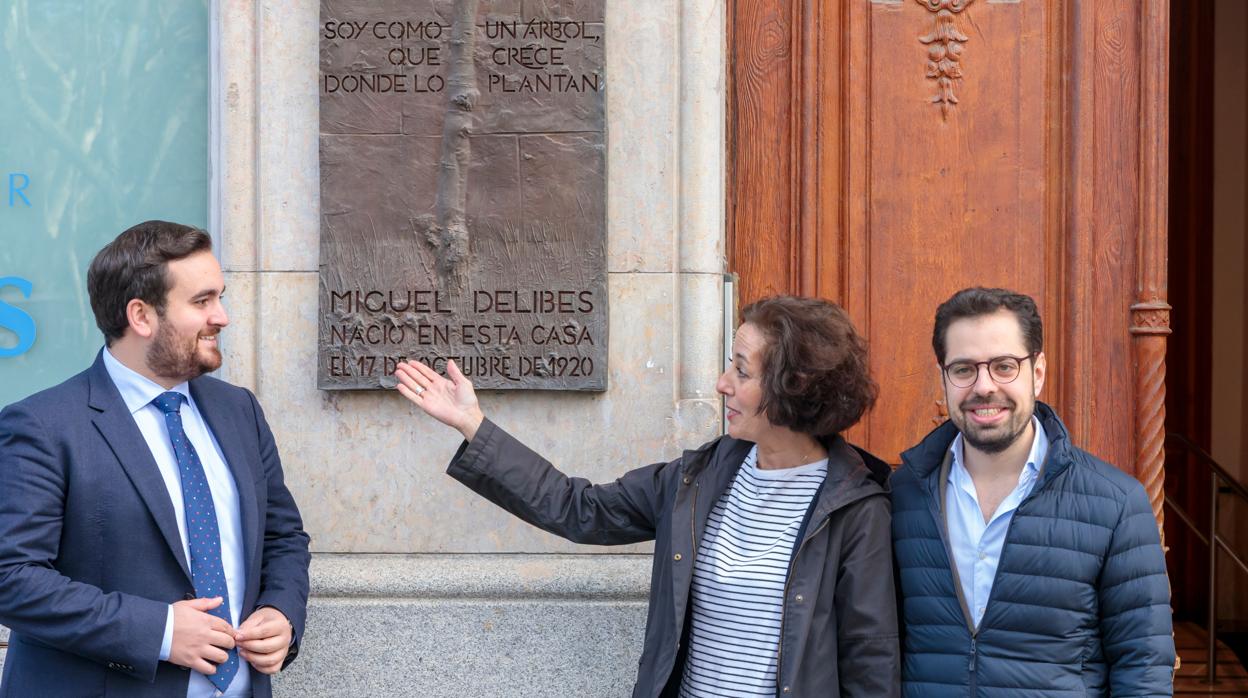 Los diputados del PP de Valladolid José Ángel Alonso y Eduardo Carazo y la senadora Mercedes Cantalapiedra, junto a la casa donde nació Delibes, en Valladolid