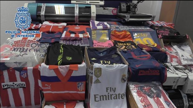 Intervienen en Ontígola casi mil prendas falsificadas de equipos de fútbol de Primera División