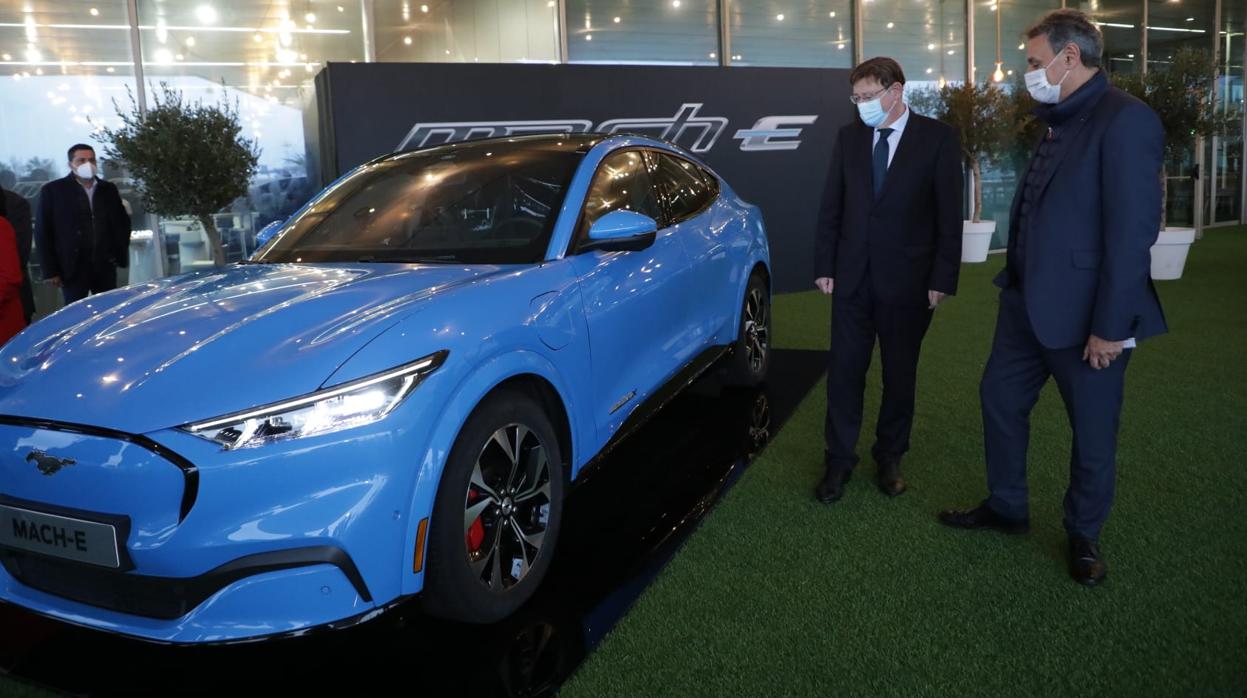 Ximo Puig y un directivo de Ford, en la presentación del Mustan 100% eléctricos, este jueves