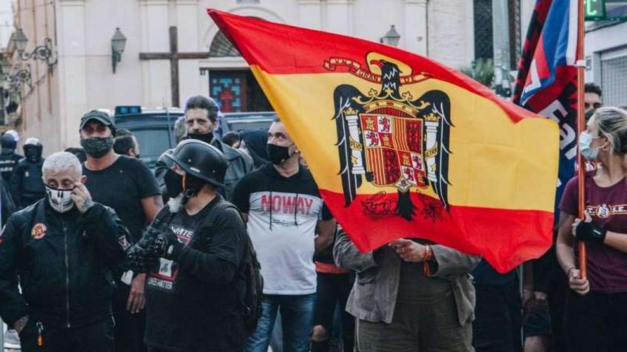 Bandera con el escudo franquista exhibida durante la manifestación el 12 de octubre en Valencia