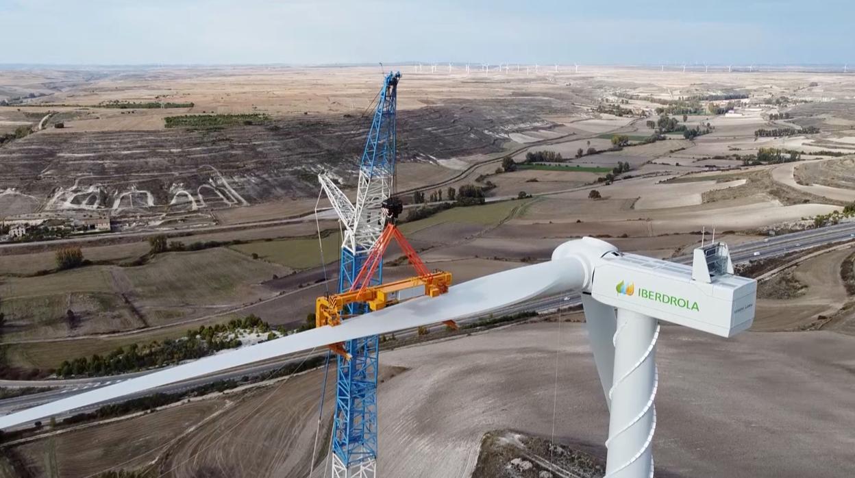 Iberdrola ha iniciado la instalación en los parques Orbaneja y La Huesa de Burgos del aerogenerador terrestre más potente de España