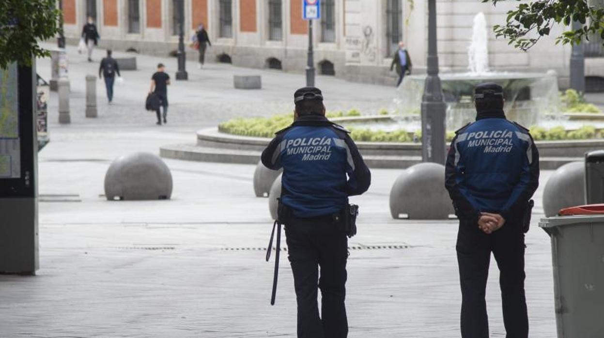 Dos agentes de la Policía Municipal patrullan por la zona de Sol