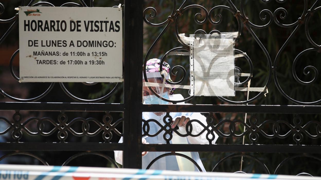 Cartel con el horario de visitas en una residencia madrileña