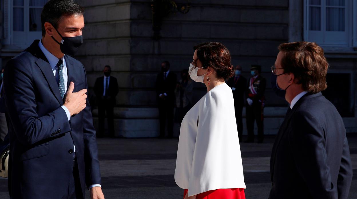 Pedro Sánchez saluda a Isabel Díaz Ayuso y a José Luis Martínez-Almeida