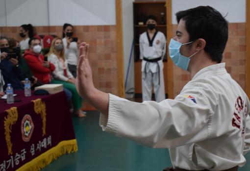 Jorge, durante el examen para conseguir el cinturón negro