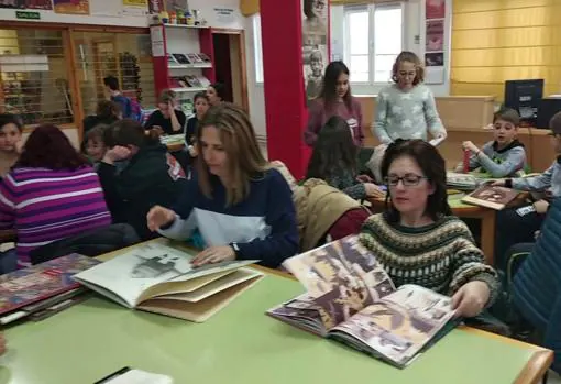 Algunos de los usuarios de la biblioteca de Villar de Olalla (Cuenca)