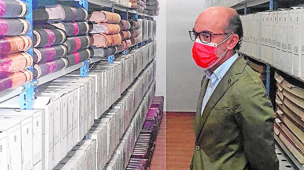 El consejero de Cultura y Turismo de profesión archivero, en una visita al proyecto