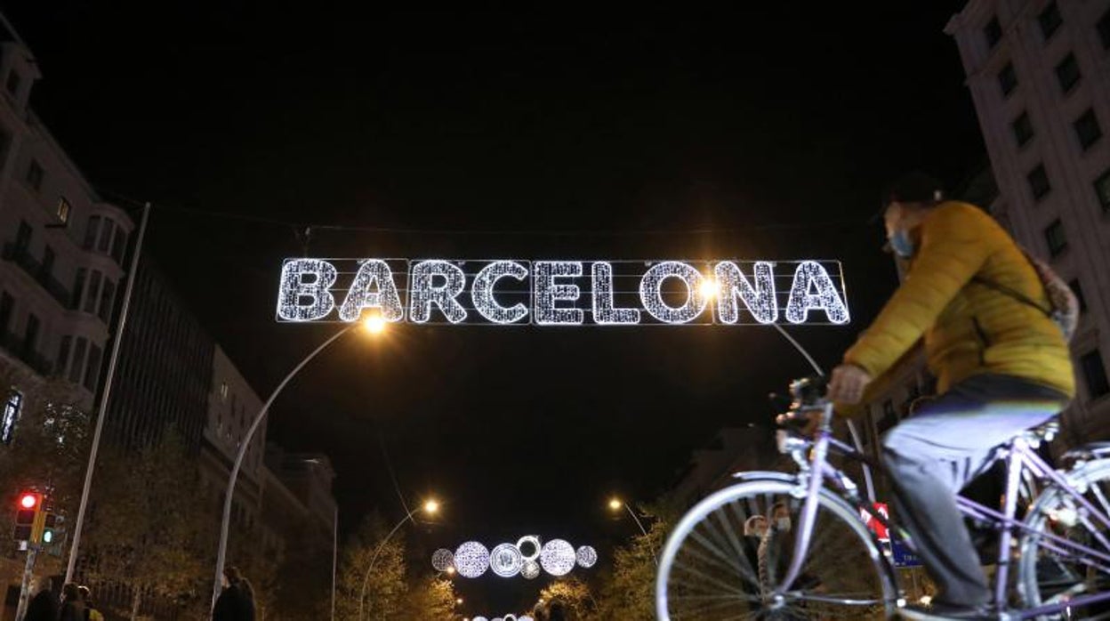 Un ciclista, con mascarilla, pasea por Barcelona estos días