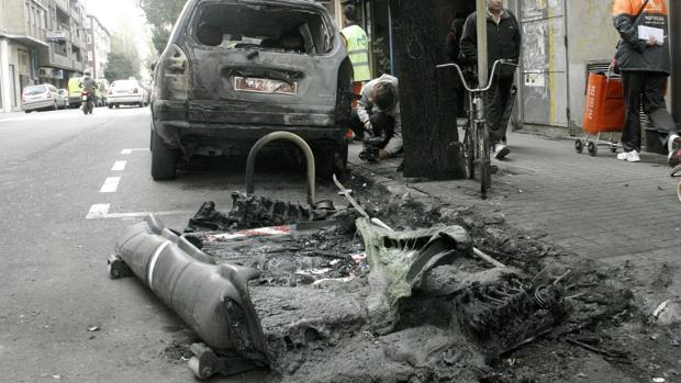 Queman cuatro contenedores y un coche en en el barrio zaragozano de Delicias