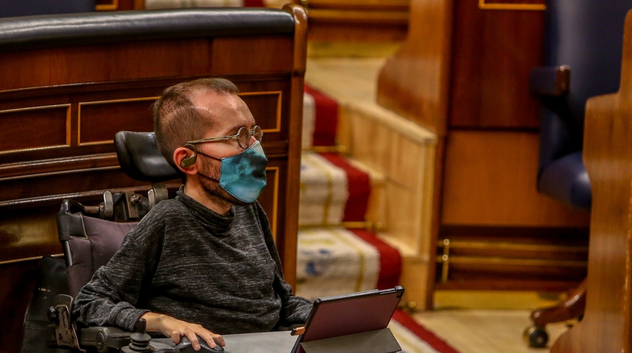 Pie de foto: La portavoz parlamentaria de Unidas Podemos, Pablo Echenique, durante una sesión plenaria en el Congreso de los Diputados, en Madrid (España)