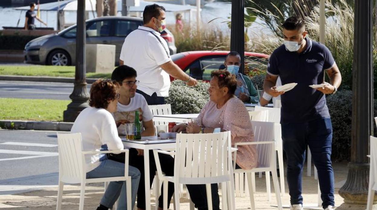 Clientes en la terraza de un bar en Alicante