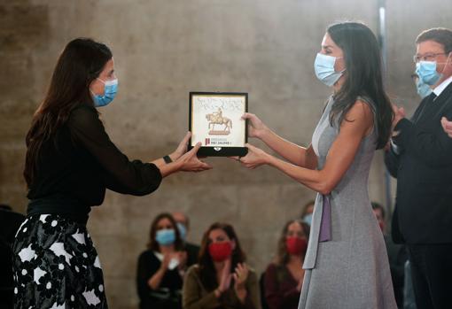 Imagen de la Reina Letizia entregando el premio a Verónica Pascual en la Lonja de Valencia