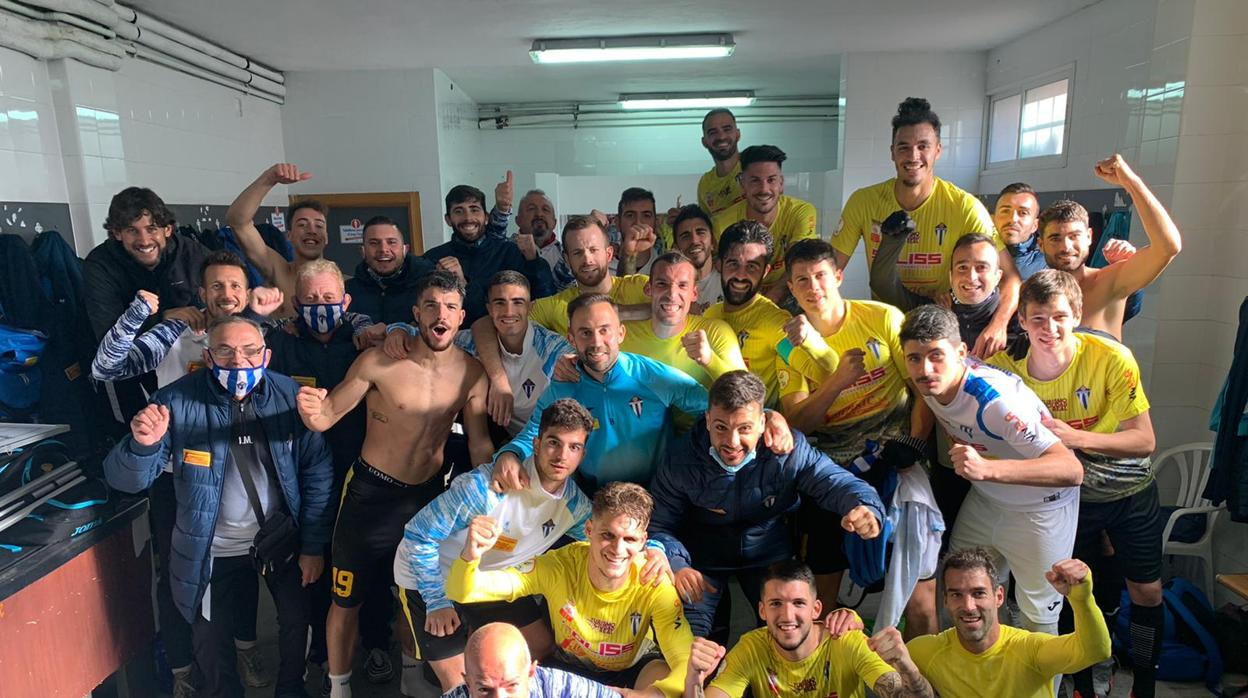 La plantilla del Villarrubia celebra la victoria