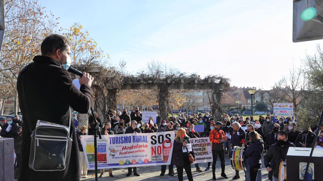 Protesta de la hostelería frente a la sede de la Junta en Valladolid