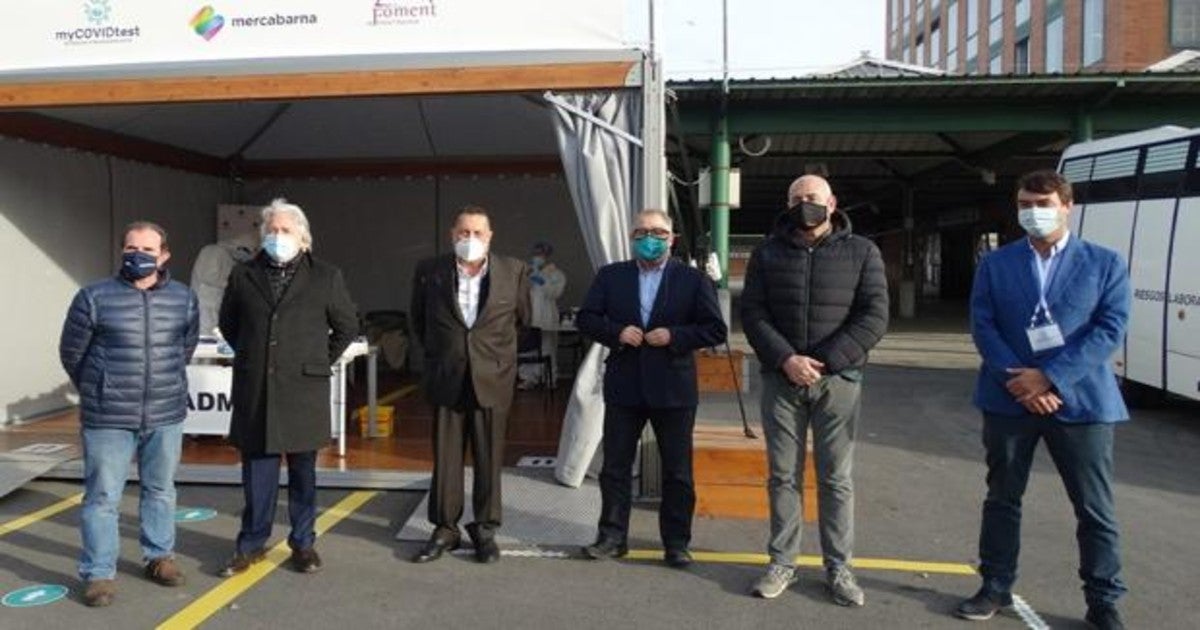 El presidente de la patronal ha participado en la visita a la carpa de Mercabarna dónde se realizan cribados masivos