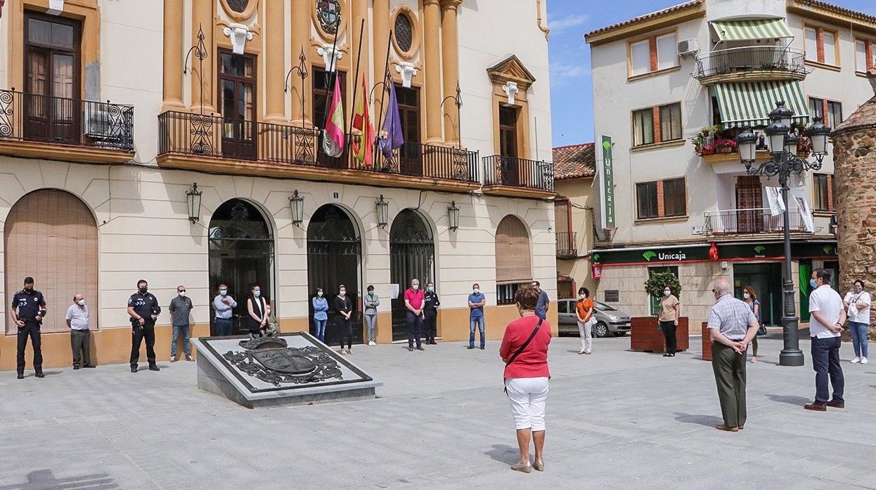 Minuto de silencio por las víctimas del coronavirus en Almodóvar del Campo (Ciudad Real)