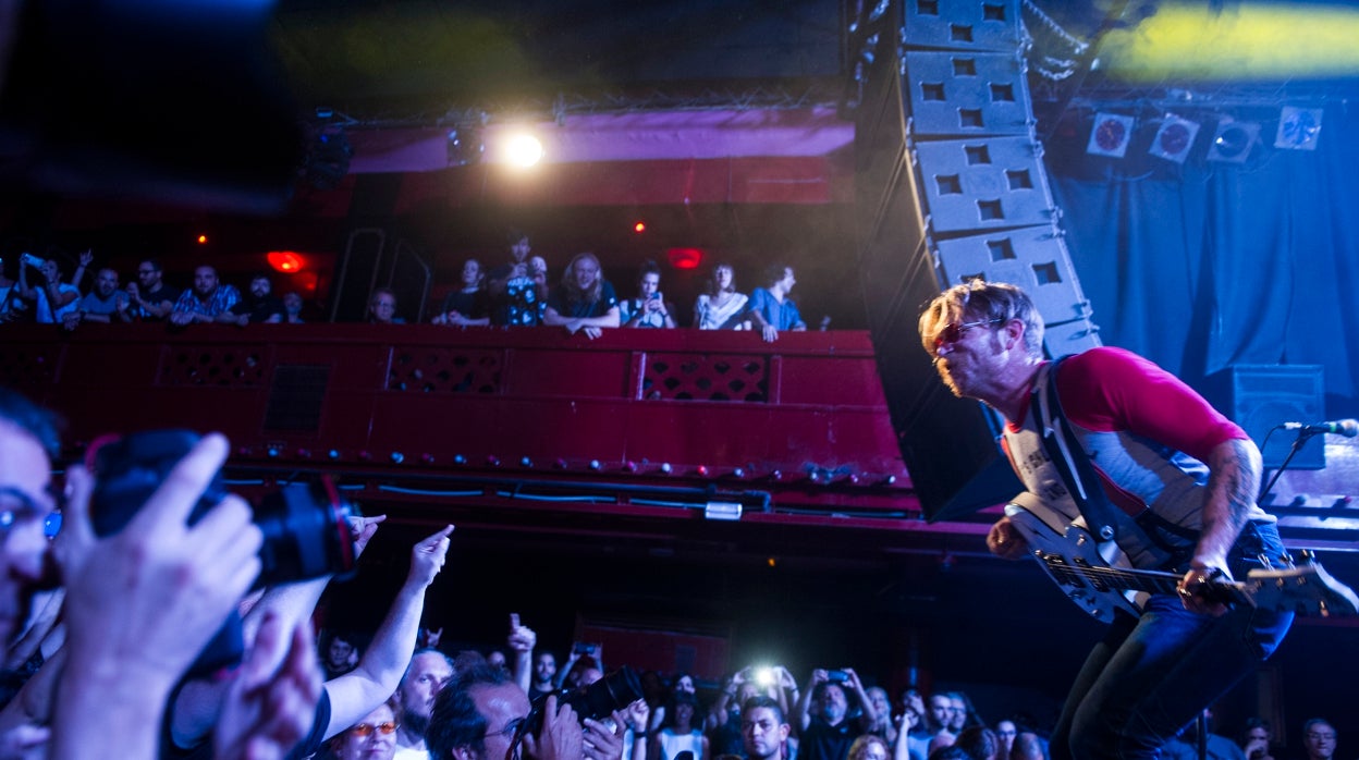 Actuación en la sala Apolo de Eagles Of Death Metal